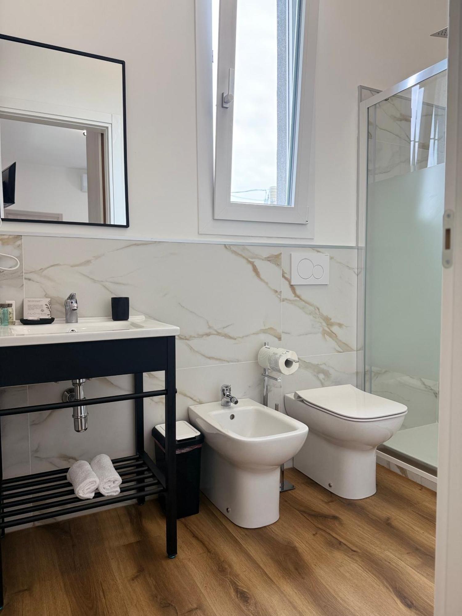 Infinity House - Eleganza Moderna Tra Treviso E Venezia Hotel Casier Room photo